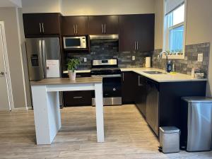 Home Stay - 1Bed with attached Private Bath - 5 min to Airport YYC