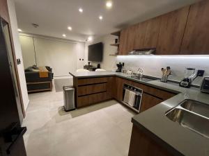 Ample studio steps from Santa Cruz beach