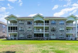 Stylish newly renovated condo on the golf course