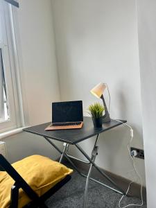 S1 Ensuite Room Shared Kitchen & Living Area, NHS & Contractor Friendly