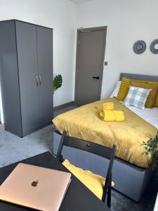 S1 Ensuite Room Shared Kitchen & Living Area, NHS & Contractor Friendly