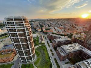 18th floor skyline view apartment with fireplace and free parking
