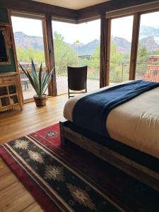 Uptown Sedona Oasis with Views & Hot Tub