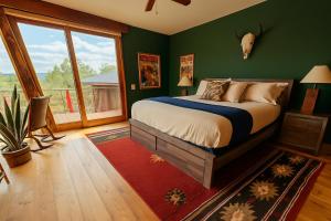 Uptown Sedona Oasis with Views & Hot Tub