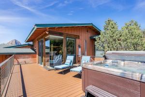 Uptown Sedona Oasis with Views & Hot Tub