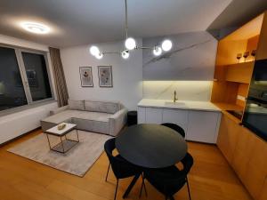 18th floor skyline view apartment with fireplace and free parking