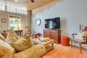 Private Hot Tub, Steps to Main St Saluda Retreat