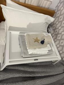 fAiRy DeLL - 247 check in Boutique hotel with cozy lockable rooms, tv, tea tray with choccies, free wifi and parking, COA,are welcome