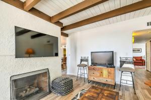 3 Mi to Old Town: Scottsdale Condo w Pool & Lake