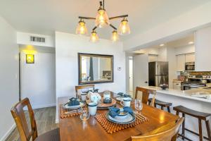 3 Mi to Old Town: Scottsdale Condo w Pool & Lake