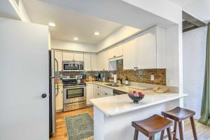 3 Mi to Old Town: Scottsdale Condo w Pool & Lake