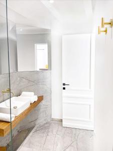 Emerald Chic - Old Town Apartment