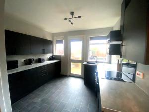 3BR Sleeps 6 Free Parking Near Glasgow City Centre