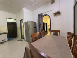 Austin Taman Daya Large Corner House for 10 Pax