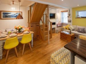 3 Bed in Dartmouth 74972