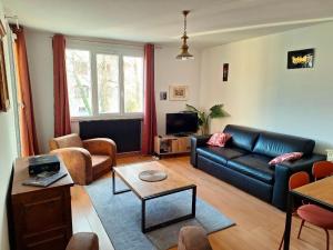 Balcony with Alpine views, garage and parking, Geneva 15 min