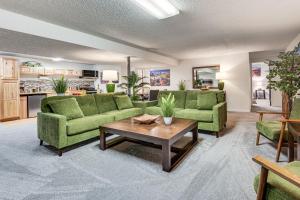 Cozy Boulder Basement Unit Upscale Outdoor Space!