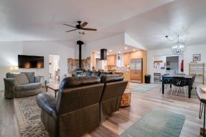 1 Mi to Lake Almanor! Northern Sierra Family Cabin