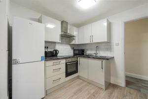 Spacious 2-Bedroom Home in London, Near Transport