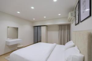 Cairo Homes Elite 4BR Nile & Pyramids View Balcony Maadi