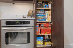 Bavarian Mountain Suite Condo by NW Comfy Cabins