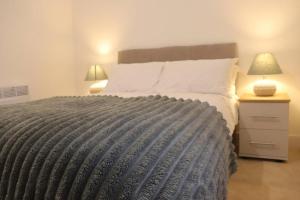 Huddersfield Lux 2 Bedroom Apartment & Opposite Train Station & City Centre