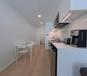 Modern Brand New Stylish Fully Furnished Studio Close to Downtown