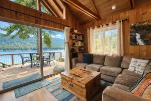 Journeys End on Fish Lake by NW Comfy Cabins