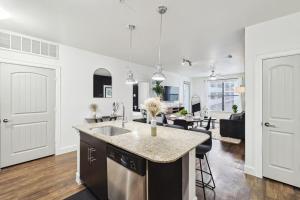 Stylish 2B near Legacy West Wi-Fi Fitness Pool