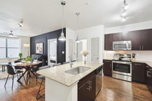 Stylish 2B near Legacy West Wi-Fi Fitness Pool