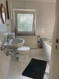 Self check in Apartment 42 m Schlafzimmer eigenes Badezimmer mit Badewanne Kochecke mit Esszimmer im Einfamilienhaus eigenes Badezimmer keine Ferienwohnung