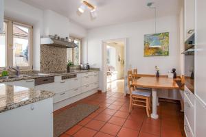 Traumhafte Gartenwohnung mit Bergblick und Sauna in Seenähe