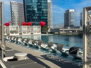 Panoramic View Dubai Mall 8 min walk Infinity pool