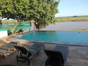 3 bedroom serviced accommodation along Zambezi River - Enjoy Game & Canoeing Safaris - Boat Cruises & Fishing - Starlink Internet & Power Backup available