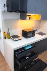 NEON - Nirvana Stays With PVT Balcony -1 Km from Airport