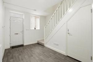 Spacious Ensuite Home near M6 with Driveway Parking