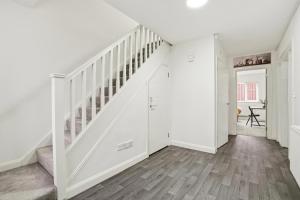 Spacious Ensuite Home near M6 with Driveway Parking