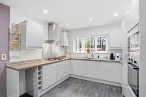 Spacious Ensuite Home near M6 with Driveway Parking