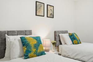 Spacious Ensuite Home near M6 with Driveway Parking