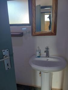 River Frontage Chalets along Zambezi River - Enjoy Game & Canoeing Safaris as well as Boat Cruises & Fishing - Starlink Internet & Backup available