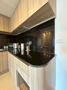 Luxury Condo Skywalk BTS Thonglor Pool Gym and Netflix