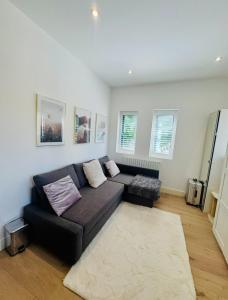 2BR Cottage Style, Garden, Parking, Tube Access