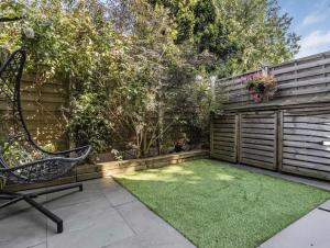 2BR Cottage Style, Garden, Parking, Tube Access