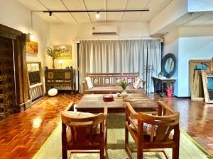 Cozy Master Bedroom in Shared Bungalow House SS2 PJ