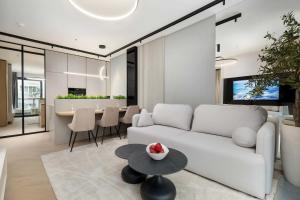 Elegant & Bright Apartment Janosika in Szczecin with Parking by Noclegi Renters