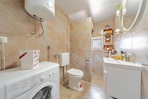 Holiday Home Luce with Pool - Happy Rentals