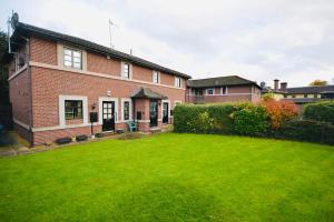 New Two Bedroom Suite - Walk to Trentham Gardens!