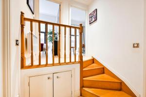 Aesthetic 2BR Loft Style Apartment Steps from Tower Bridge & Transport Links