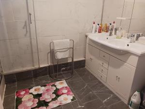 CHAMBRES tout Confort,GARE TGV ,WIFI, Clim, parking, avec pt dejeuner compris