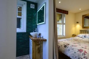 A tiny piece of heaven, stunning sea views hot tub